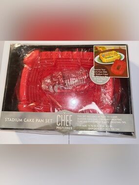 Pampered Chef Red Stadium Cake Pan Set